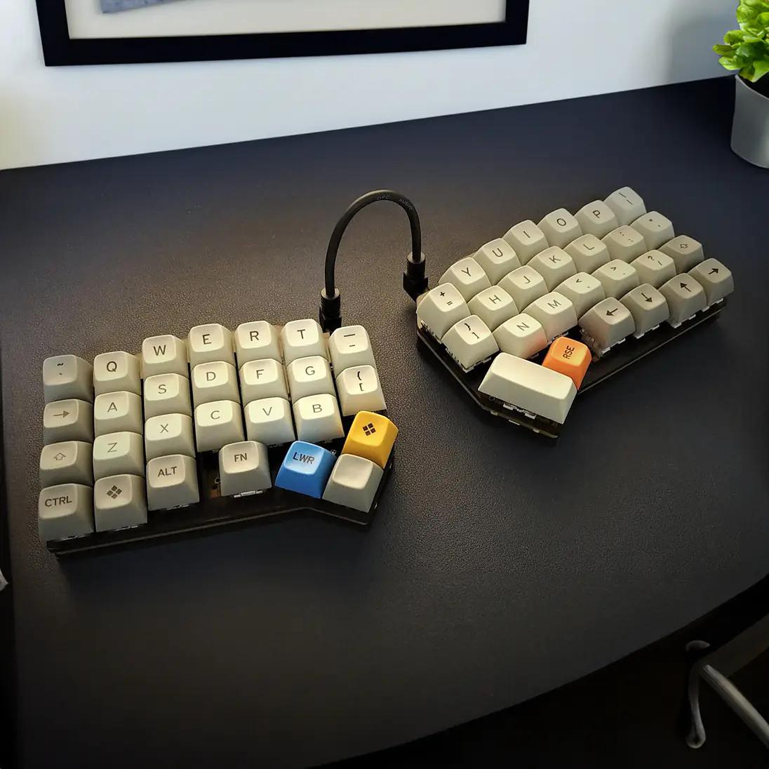 KEEBD ErgoDash Mini Mechanical Keyboard - Main Image